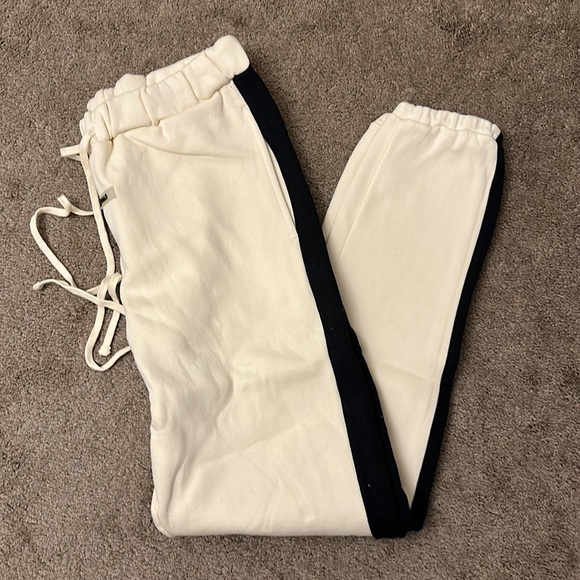 Essentials 🤎 - Picture 2 of 6